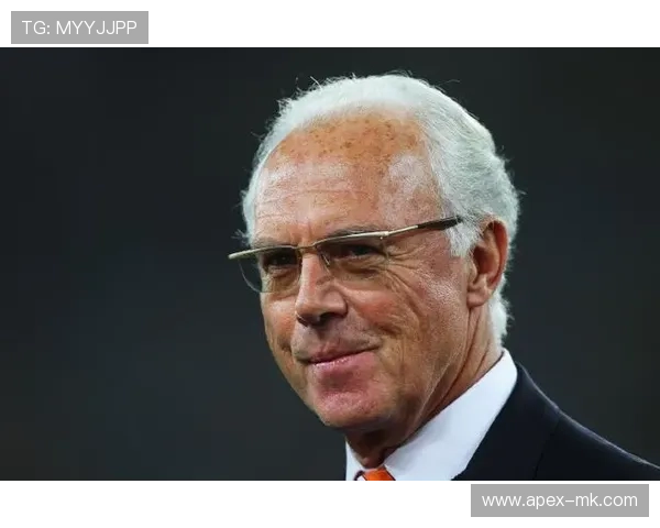 贝肯鲍尔足球哲学引领新时代：优雅与智慧重塑现代足球理念