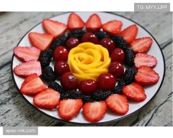 张常宁在家吃顿饭，光水果就摆了八种