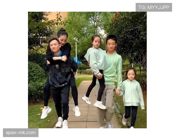 杨威拎菜那画面，冠军光环和塑料袋居然同框